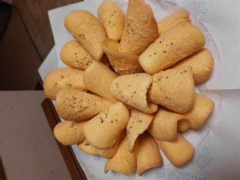 Fotografija različnih piškotov, narejenih z električno tlačilko za pecivo, in možnosti dekoracije.