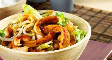 skleda eksotične solate s kitajskim zeljem in ramen rezanci