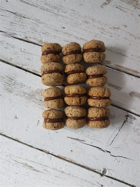 Fotografija praženih in olupljenih lešnikov