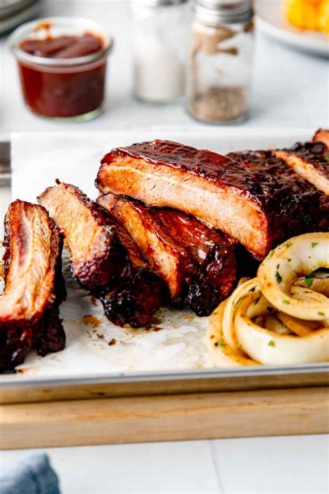 prikaz sočnih reber s karamelizirano BBQ omako in prilogo