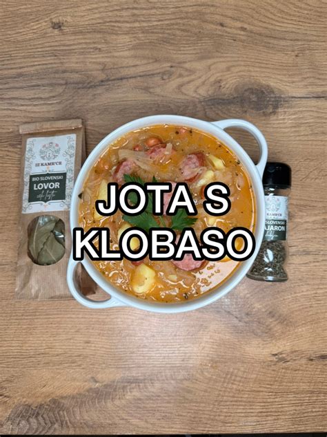 Fotografija sestavin za fižolovo juho: fižol, čebula, česen, paradižnik, zelišča