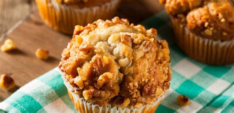 fotografija mafinov z jabolki in orehi, ki jih je pripravila mamica