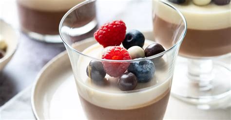 Panna cotta s čokoladnim prelivom in svežim jagodičjem