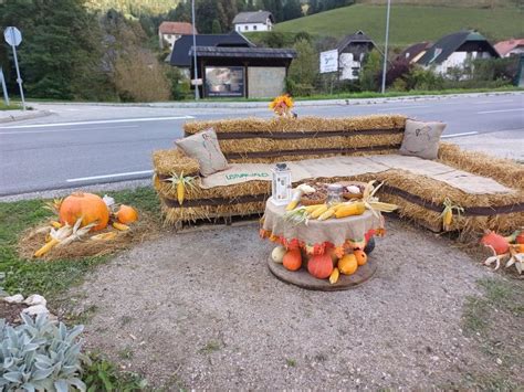 Različne kostanjeve torte na pladnju, jesenska dekoracija