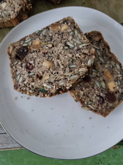 fotografija proteinskega kruha s semeni