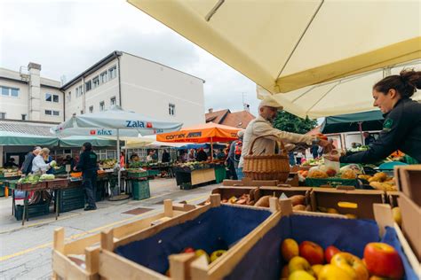 Tematsko foto: pisane stojnice s sadjem in zelenjavo na španski tržnici