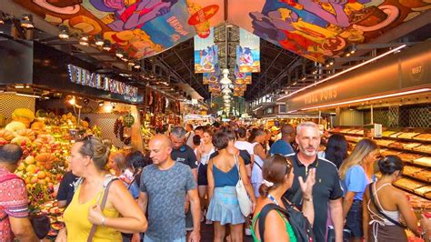 Panoramski pogled na živahno tržnico La Boqueria v Barceloni z razstavljenim sadjem in zelenjavo