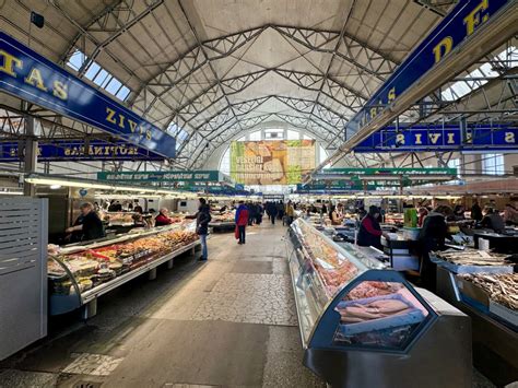 Fotografija notranjosti tržnice Mercado Central v Valencii, ki prikazuje arhitekturo in stojnice