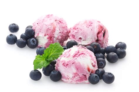 domač borovničev sladoled s prelivom