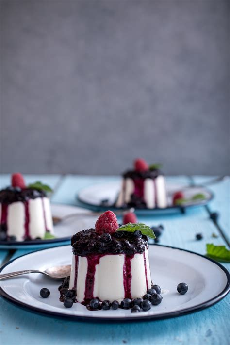 serviranje sladoleda z vročimi borovnicami