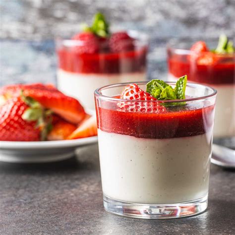 Panna Cotta v kozarčkih, pripravljena za serviranje