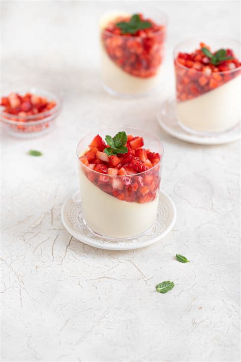 Panna Cotta z jagodnim prelivom in svežimi jagodami