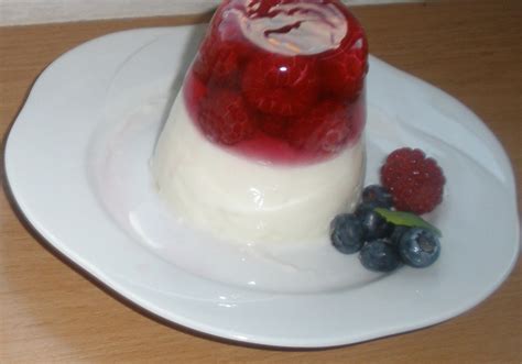 Čokoladna panna cotta z malinami