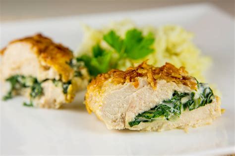 narezana piščančja prsa in zelenjava za omako