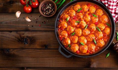 piščančje kroglice v paradižnikovi omaki z rižem