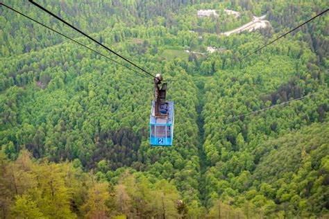 panoramski pogled na Veliko Planino s pastirskimi bajtami in zelenimi travniki