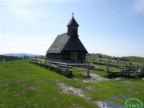 kapela Marije Snežne na vrhu hribčka