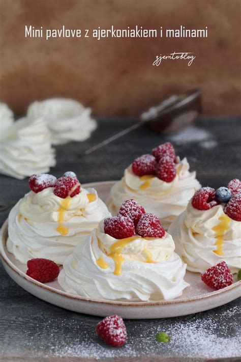 Fotografija lahke Pavlove torte z jagodami in borovnicami