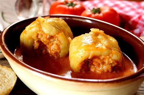 fotografija polnjenih paprik v omaki