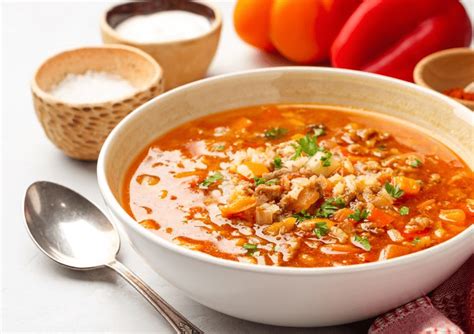 lonček s postavljenimi polnjenimi paprikami v omaki