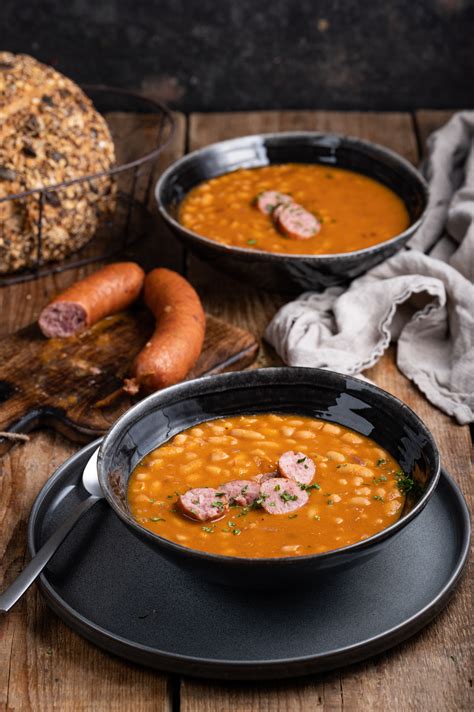 Tematska fotografija, pasulj v loncu z dimljeno klobaso