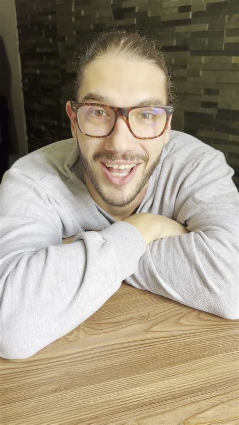 Prikaz praženja ajdove moke v ponvi.