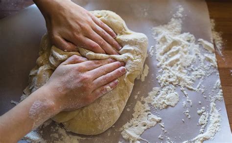 Diagram illustrating the proper kneading of yeast dough with an electric mixer