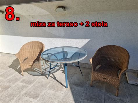 Različni kosi limoninih kolačev z različnimi prelivi
