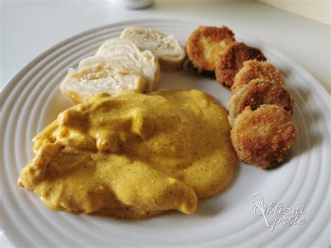 Pripravljeni piščančji zrezki v kremasti omaki iz bučk in korenja