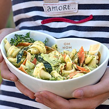 Pripravljene testenine z zelenjavnimi trakovi v zeliščni omaki