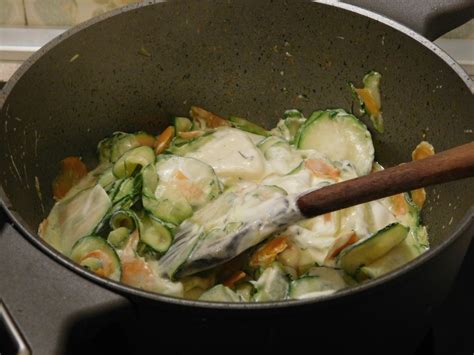 Pripravljena smetanova omaka iz bučk in korenja v kozici