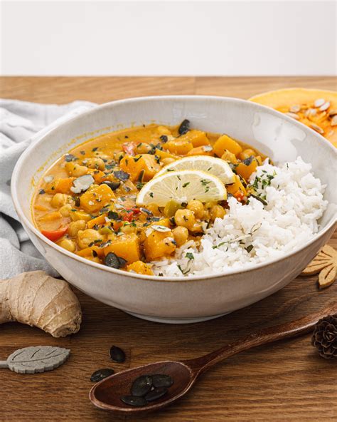 fotografija raznovrstne zelenjave in začimb za curry