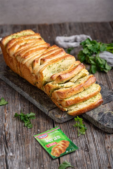 Ilustracija preprostega česnovega kruha, namazanega z zeliščnim maslom