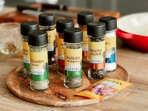 različne skodelice z začimbami, kot so rožmarin, timijan, paprika in česen v prahu