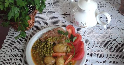 serviran krožnik s pečenim svinjskim vratom, zelenjavo in omako