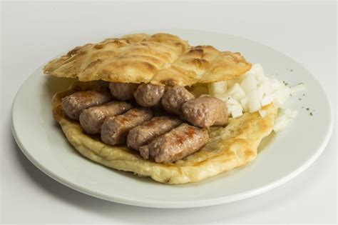 postreženi čevapčiči z lepinjo in čebulo