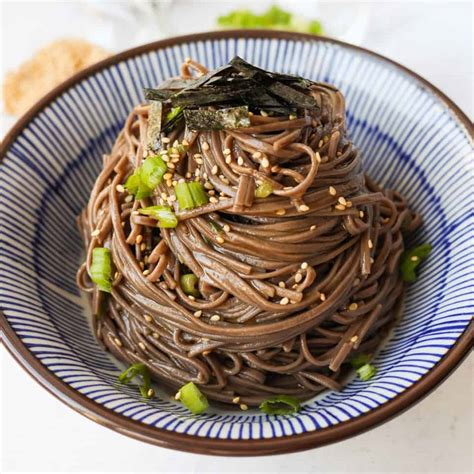 prikaz različnih vrst azijskih rezancev (riževi, ramen, soba)