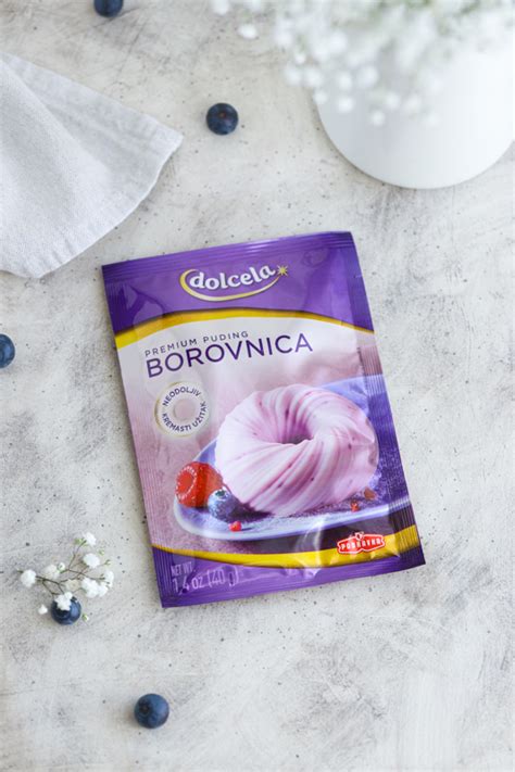 infografika z osnovnimi sestavinami za borovničev puding