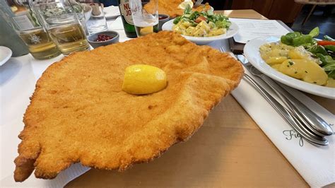 Fotografija različnih uličnih jedi, kot so dunajski zrezki in roast beef