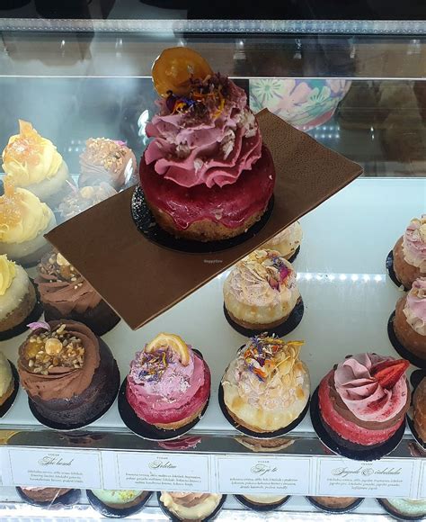 Zbirka barvitih, unikatnih donutov in tortic iz Emazing Cake Shop