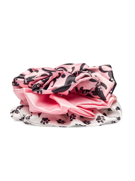 Primer ženske z živahnim roza prelivom za lase.