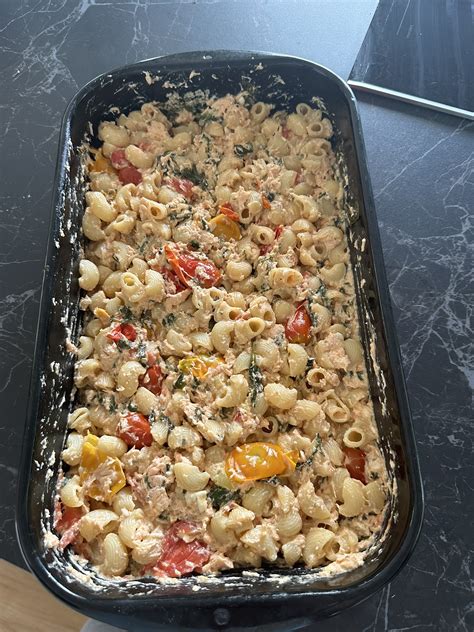 Skleda s končano piščančjo solato z testeninami, oljkami, paradižniki in feta sirom.