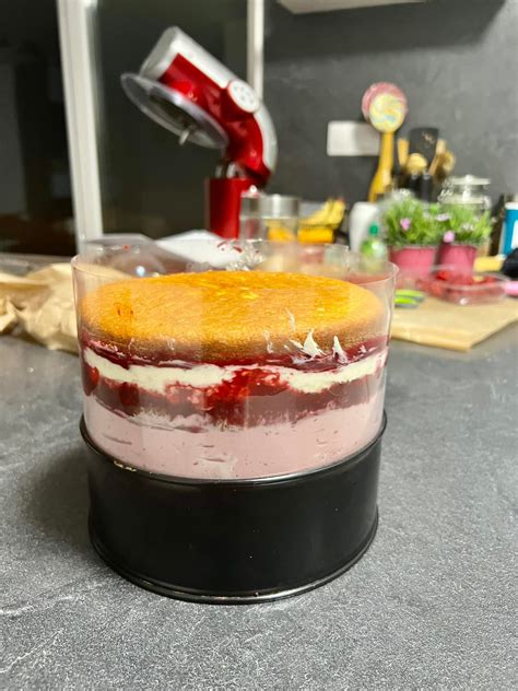 Priprava malinove kreme za torto