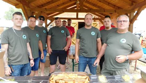 fotografija sveže pečenih zlatorumenih ruskih piroškov