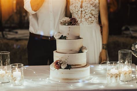 fotografija elegantne večnadstropne poročne torte v ambientu poročnega slavja