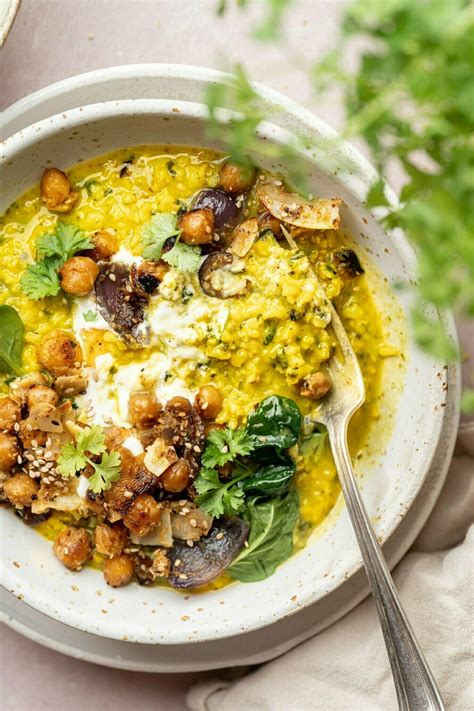 fotografija kremastega curryja z blitvo in čičeriko
