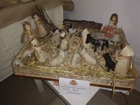 Fotografija tradicionalnih slovenskih jaslic in božičnih okraskov