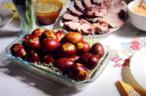 Tematska fotografija, otroci barvajo pirhe z naravnimi barvami