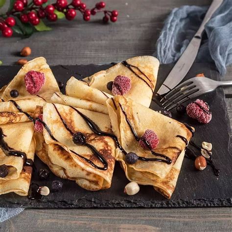 Tematska fotografija palačink brez jajc, postreženih s sadjem in marmelado