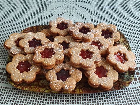 Pekač, namazan z maslom in potresen z moko, pripravljen za peko piškotov